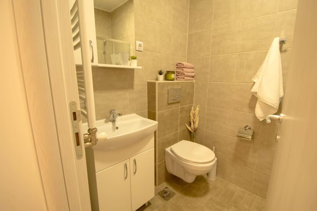 White Fields-Central 2-Bdrm Apartment With Parking Novi Sad Ngoại thất bức ảnh