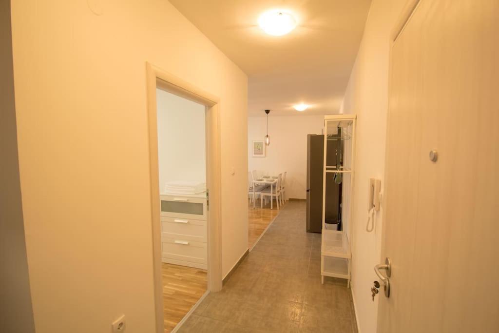White Fields-Central 2-Bdrm Apartment With Parking Novi Sad Ngoại thất bức ảnh
