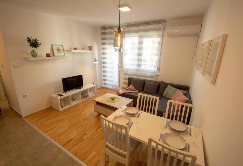 White Fields-Central 2-Bdrm Apartment With Parking Novi Sad Ngoại thất bức ảnh